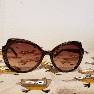 LC Lauren Conrad Cat Eye Ladies Sun glasses